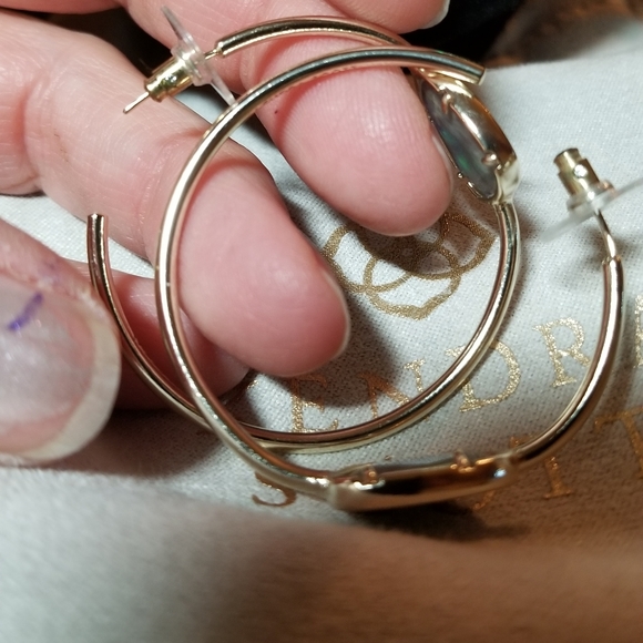 Beautiful Kendra Scott necklace and earring set, new with pouch. - Picture 5 of 6